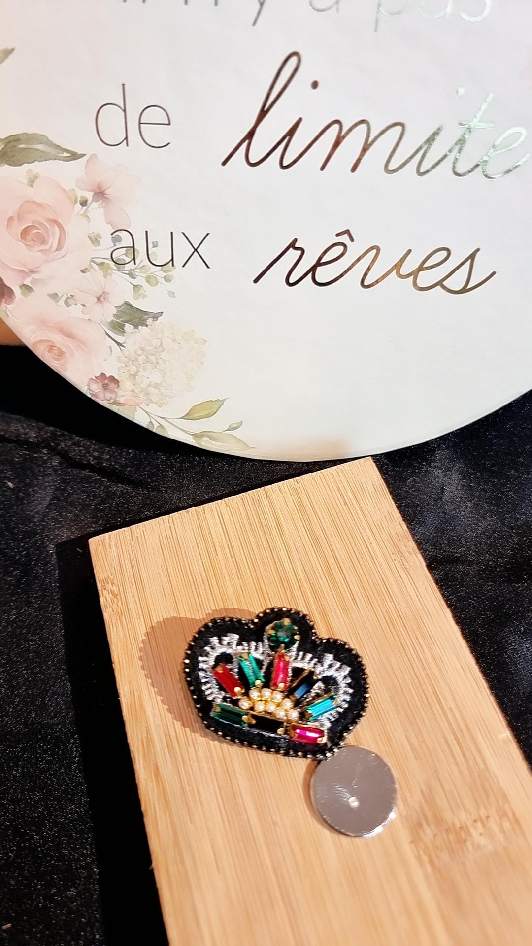 Broche Française en or 18K, couronne/coronnet rubis, émeraud Broche Française en or 18K, couronne/coronnet rubis, émeraud